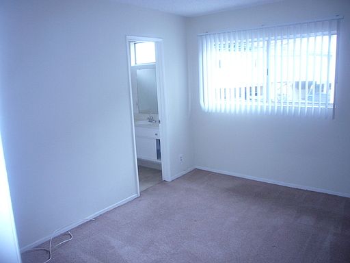 5th image of 21727 Parthenia St APT 19