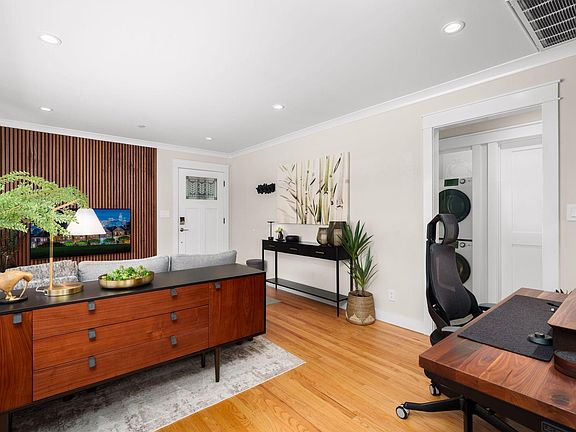 5th image of 456 Waverley St