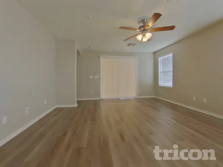 25760 W Valley View Dr — Photo 2