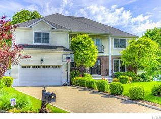 10 Mill Pond Ln, New Rochelle, NY 10805