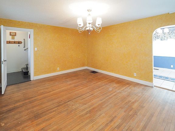 904 Maple St-105
