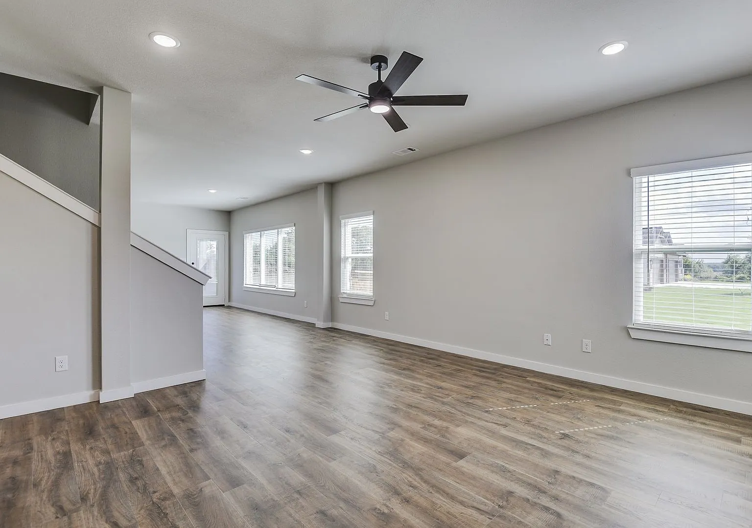 Available Now! Luxurious Triplex Located On 1-Acre Lot In Midlothian, Tx! — Photo 3