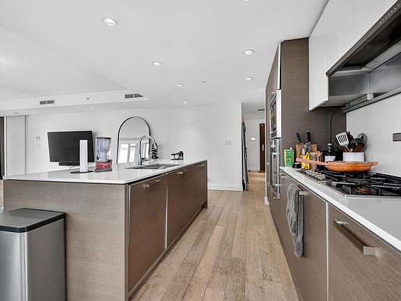 3rd image of 1499 W Pender St #1902