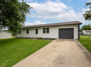 104 Edgewood Dr, Hallsville, MO 65255