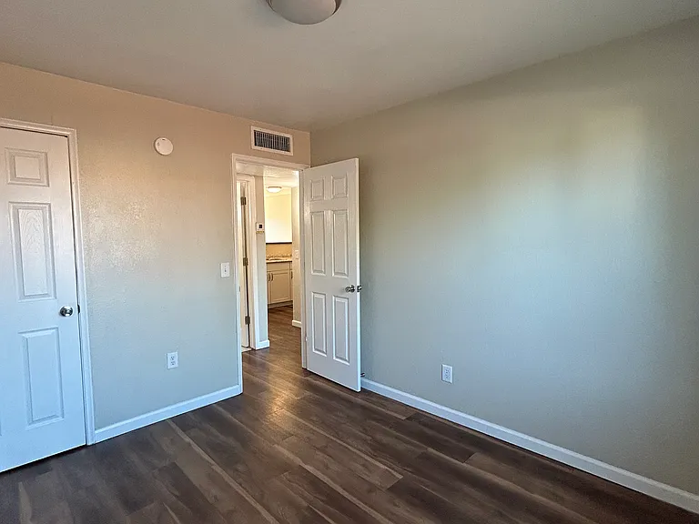 3953 N Palm Grove Dr #1 — Photo 16