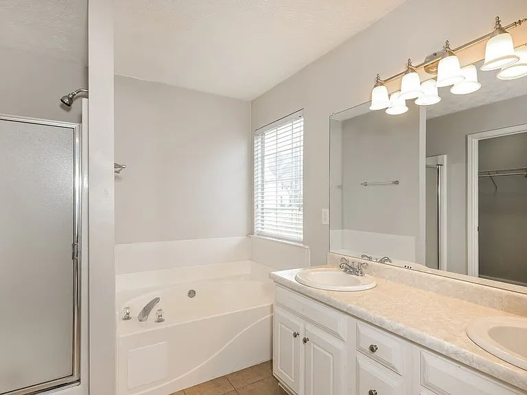 812 Lorraine Ln — Photo 12