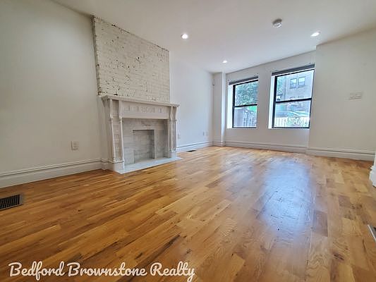 3rd image of 589 Bainbridge St #1