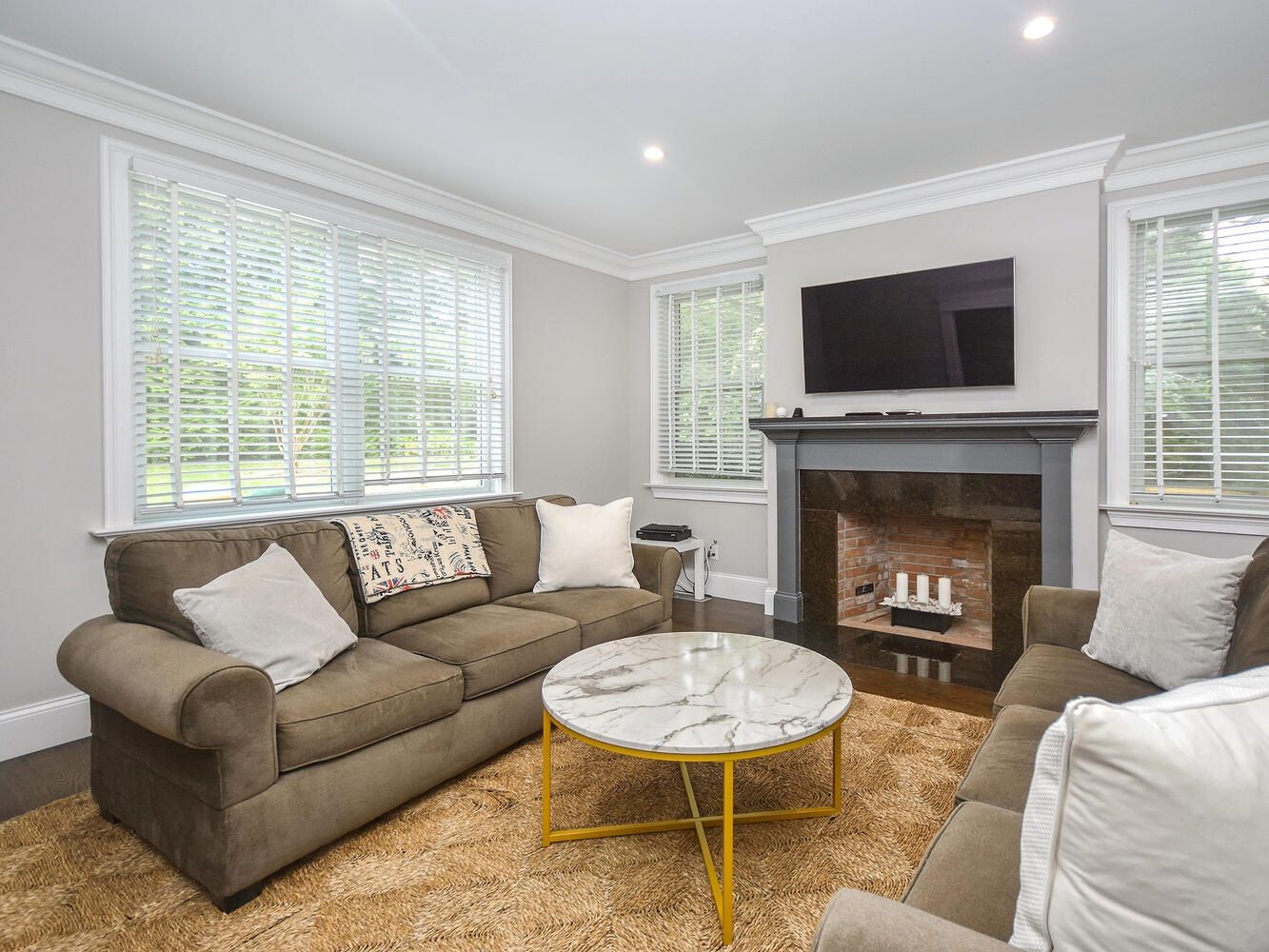 Living Room with fireplace
