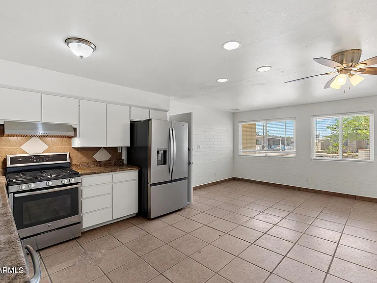 2246 W Sierra St — Photo 3