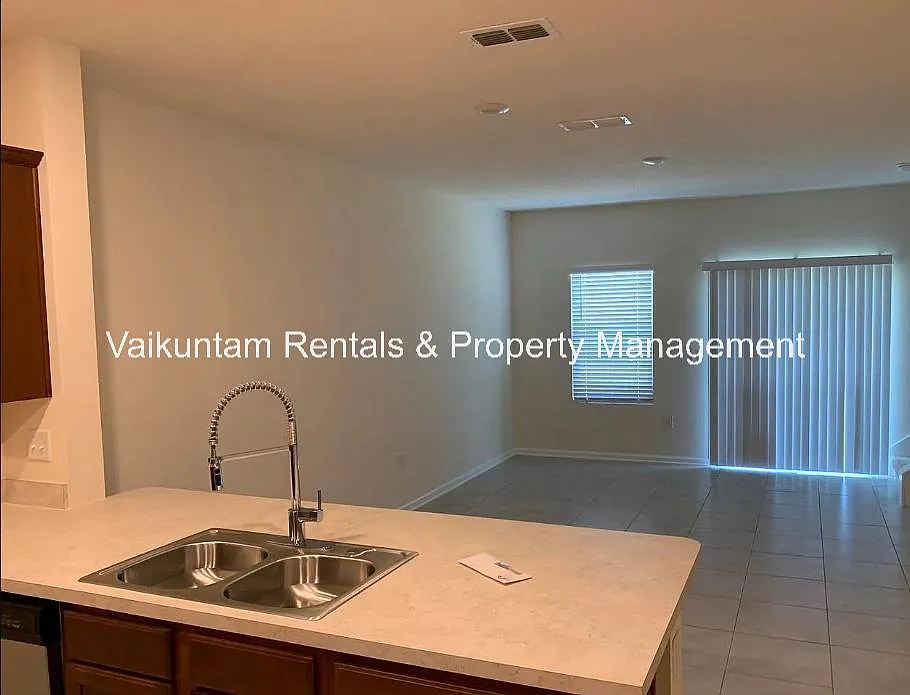 2 bed, 2.5 bath, 1107 sqft, $1,595 — Photo 3