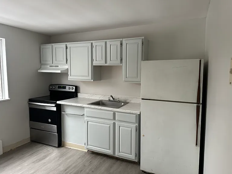Silverlake Apartments — Photo 13