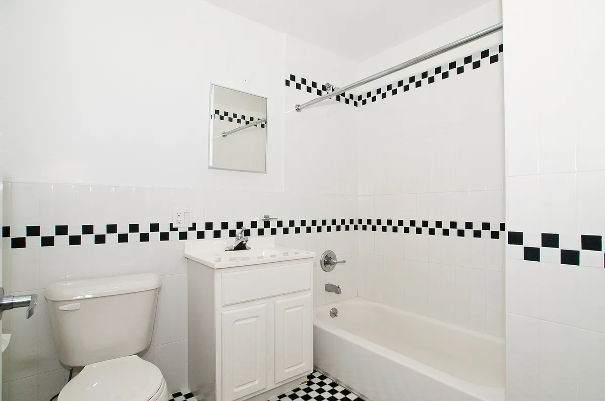 960 Willoughby Ave — Photo 4