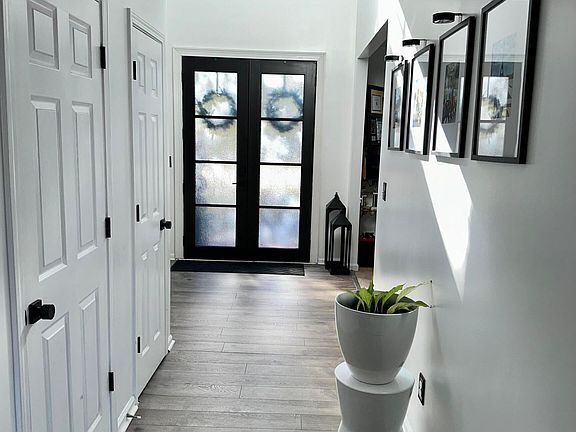 5th image of 405 Caxton Ct SW