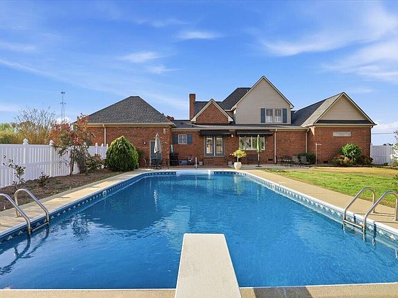 3rd image of 100 Edgebrook Dr