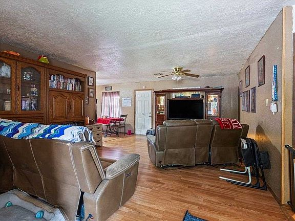 3rd image of 102 N Elk Dr