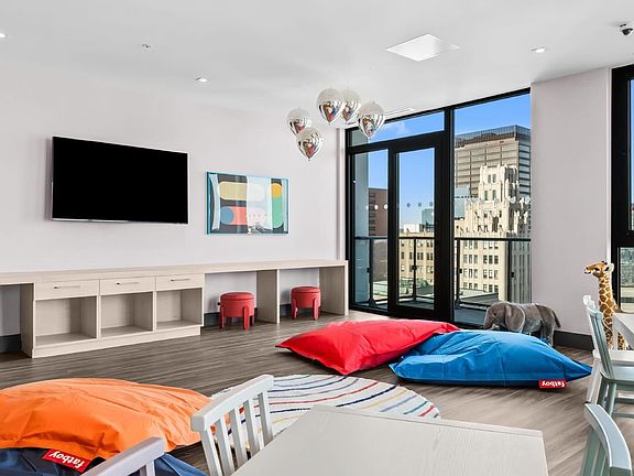 4th image of 75 James St S #624