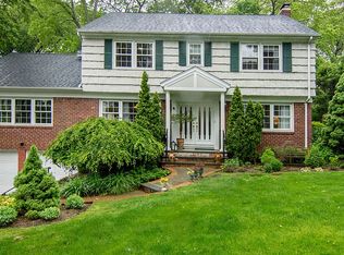 3 Joan Ct, Centerport, NY 11721
