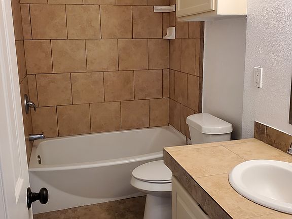 3rd image of 1810 Whiting Dr