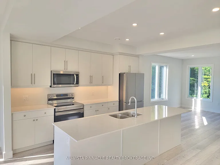 990 Deveron Cres #43 — Photo 4