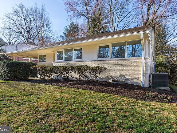 3rd image of 10113 Parkwood Ter