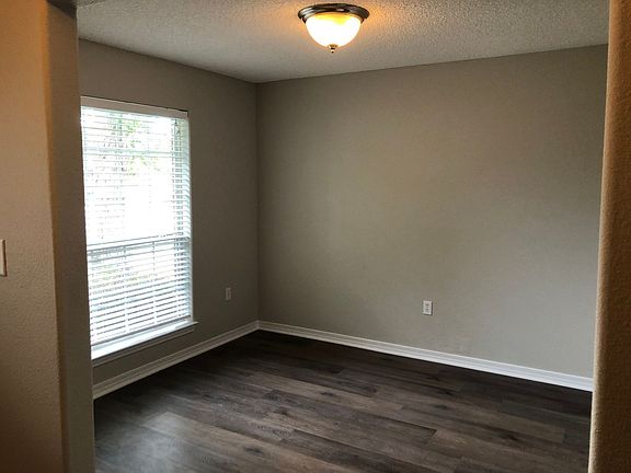 4th image of 4835 Laurel Oak Dr