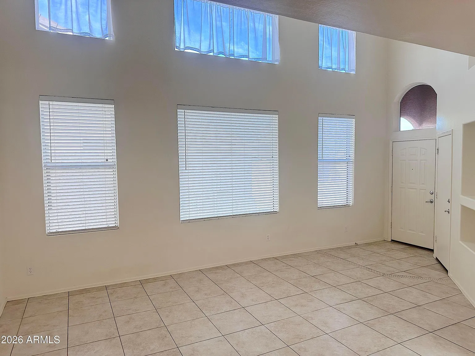 3 bed, 2.5 bath, 1881 sqft, $2,350 — Photo 3