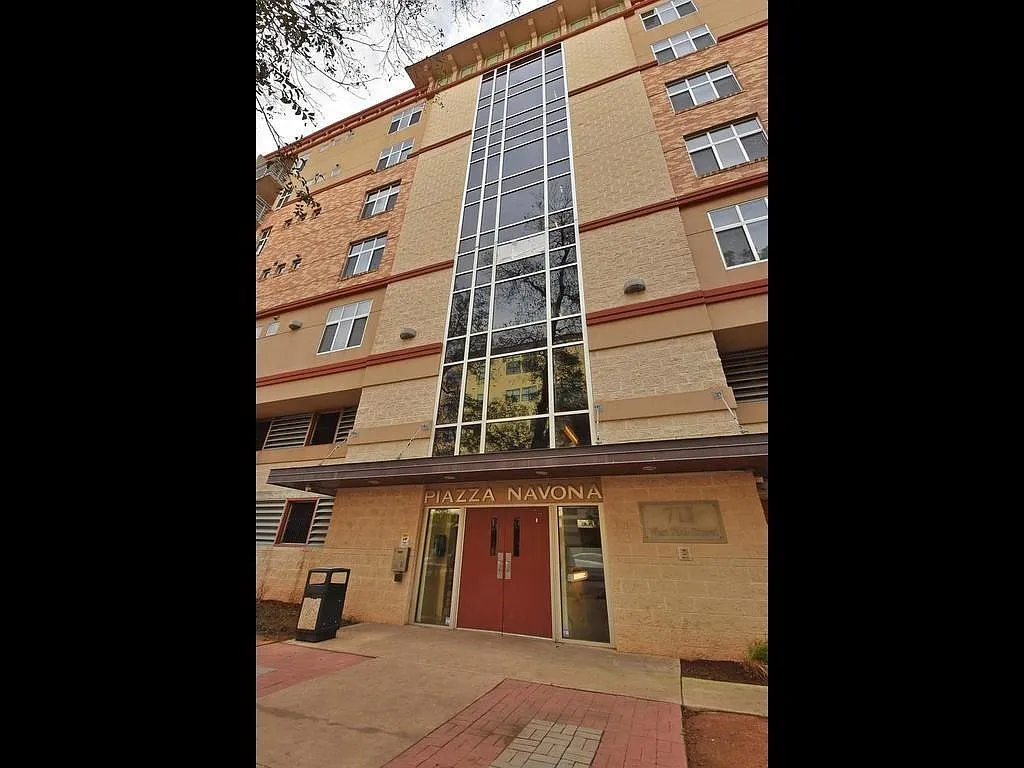 Building Photo - 711 W 26th St #400