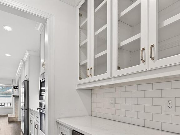 5th image of 205 Nash St