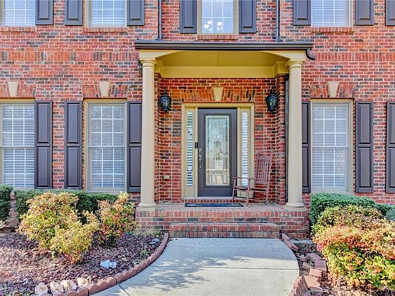 2nd image of 1400 Cresthaven Ln