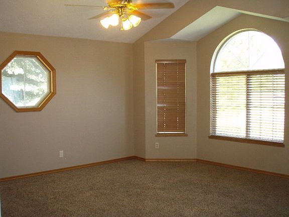 2nd image of 1926 Danbury Cir