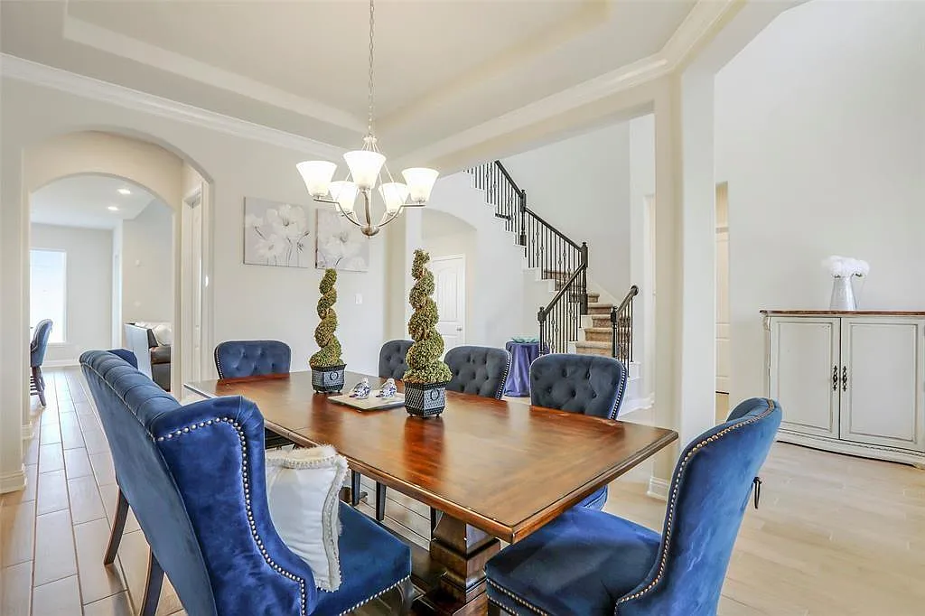 4 bed, 4.5 bath, 3711 sqft, $3,499 — Photo 4