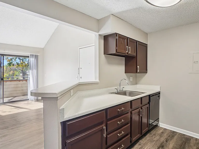 Deer Crest Apartments — Photo 9