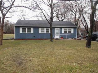 909 Jenkisson Ave, Lake Bluff, IL 60044