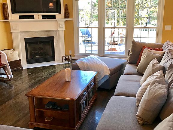 Family room w/gas fireplace