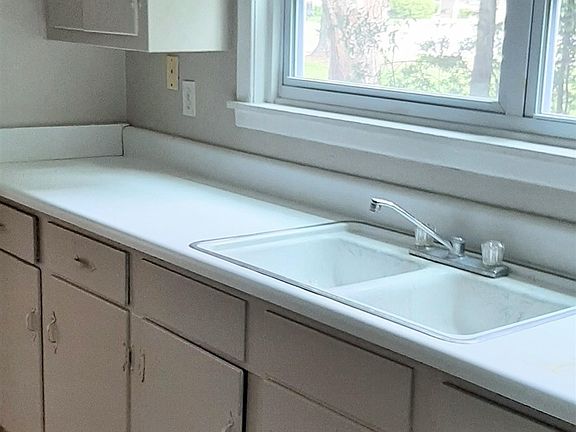 3rd image of 130 Lynbrook Dr