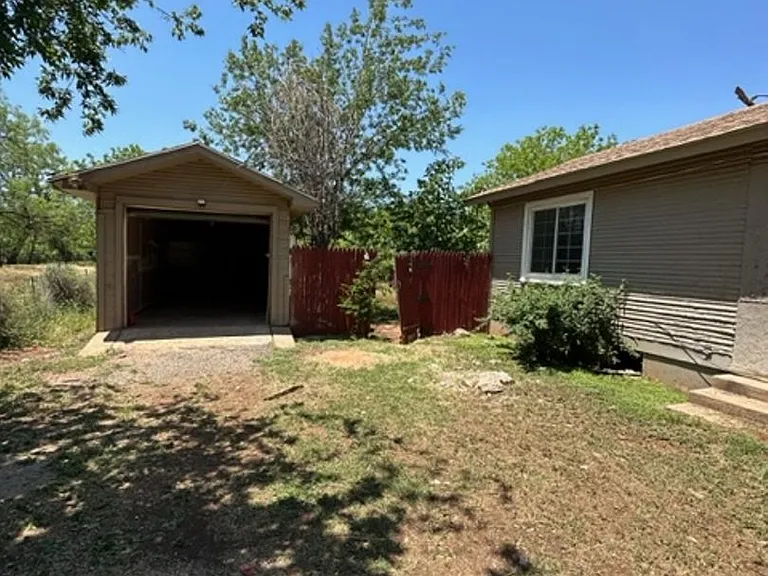 934 Ballinger St — Photo 16