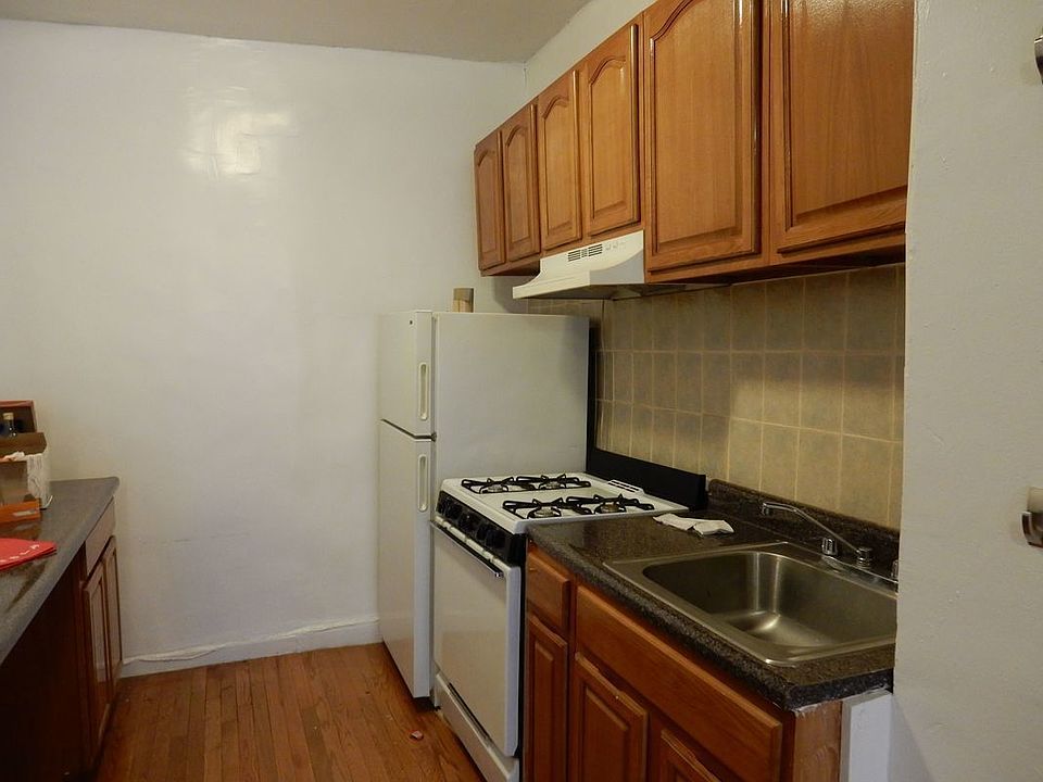 2nd image of 85 Christopher St Frnt 2