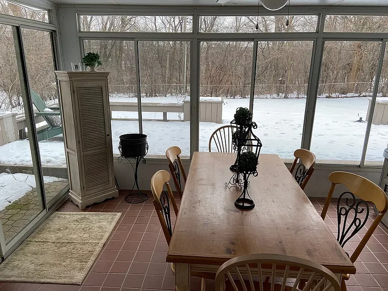 1073 W Elm St — Photo 14