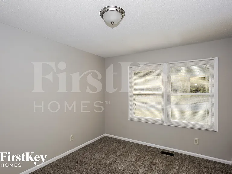 2330 Knight Dr — Photo 7