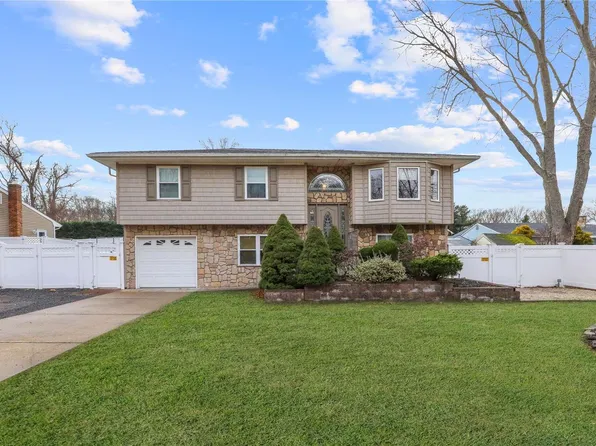 226 Horseblock Road, Farmingville, NY 11738