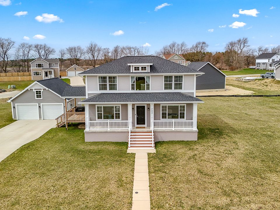 1st image of 703 Oakwood Dr