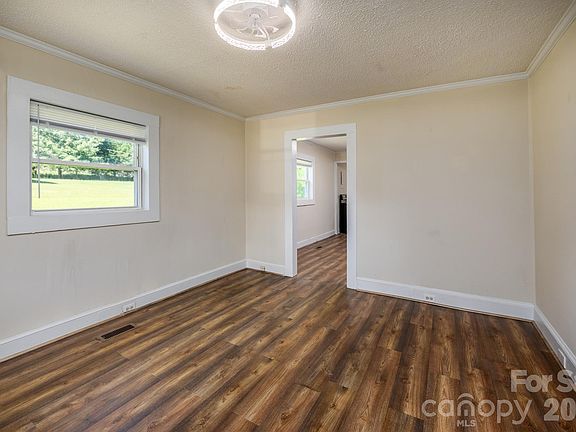 5th image of 135 Vinson Rd