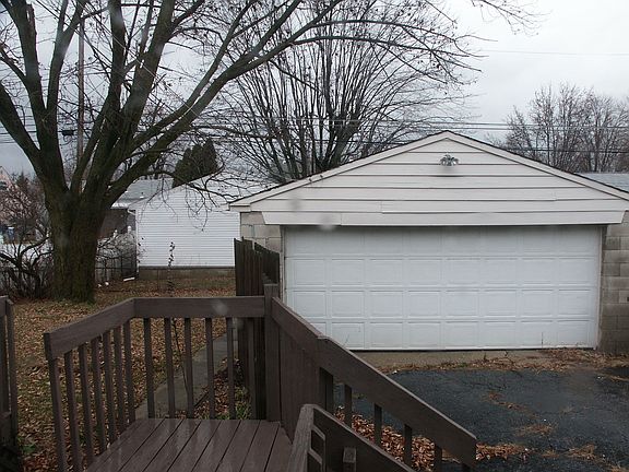 5th image of 3864 Bolton Ave