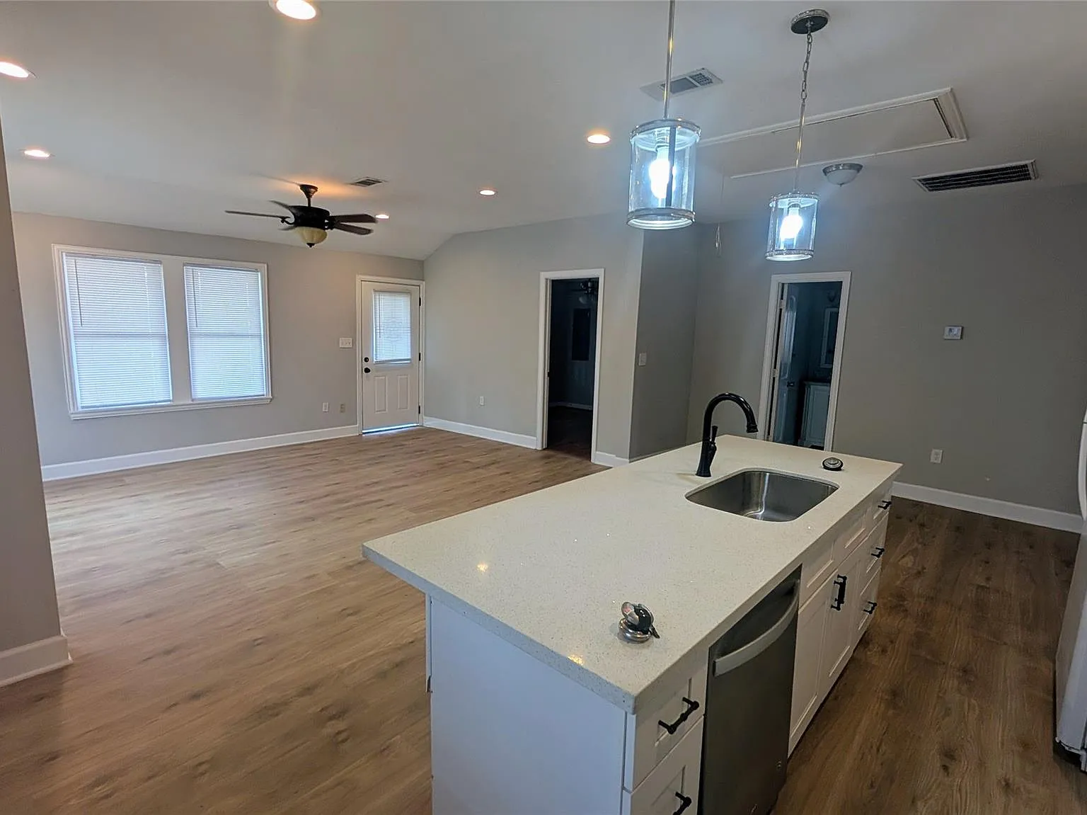 3 bed, 2.0 bath, 1400 sqft, $1,695 — Photo 3