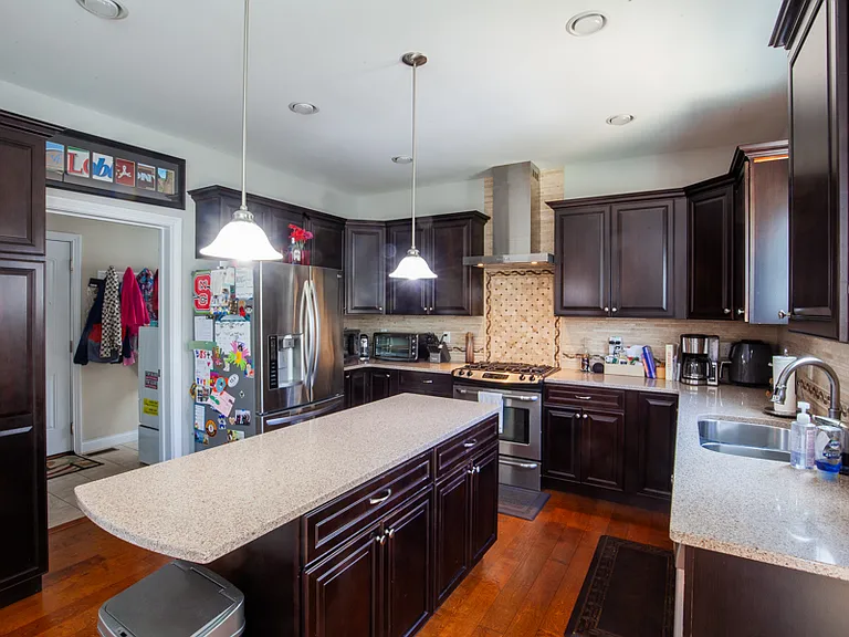 1779 Victoria Ct — Photo 9