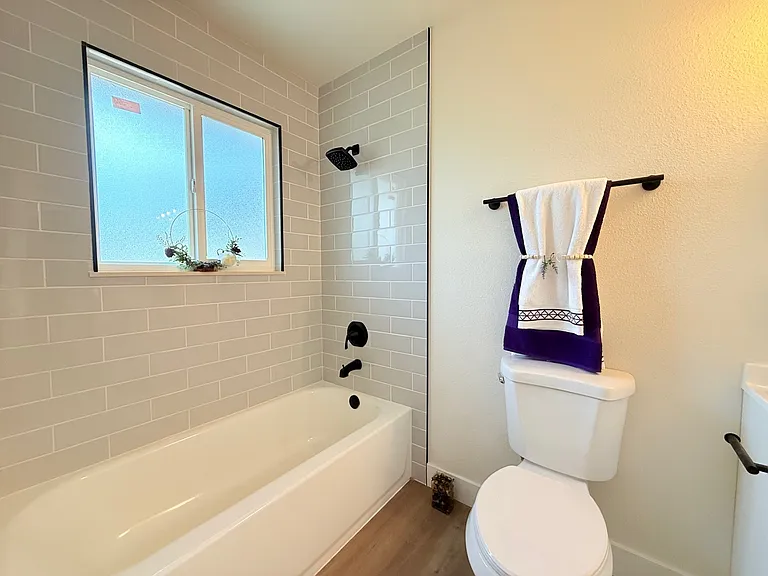 4770 Newton Dr — Photo 17