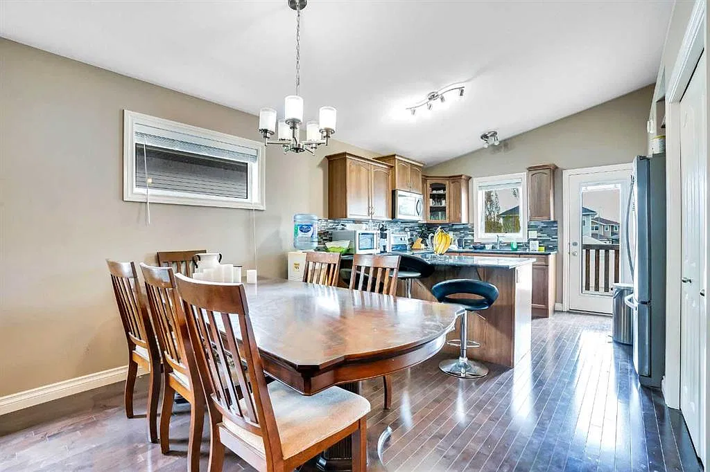 3 Bed 2 Bath Upper Suite Red Deer Alberta For Rent — Photo 2
