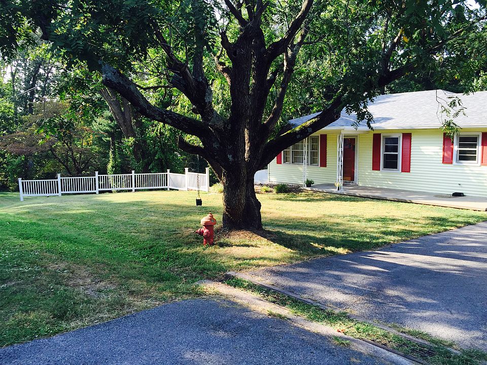 1st image of 208 Green Acres Dr