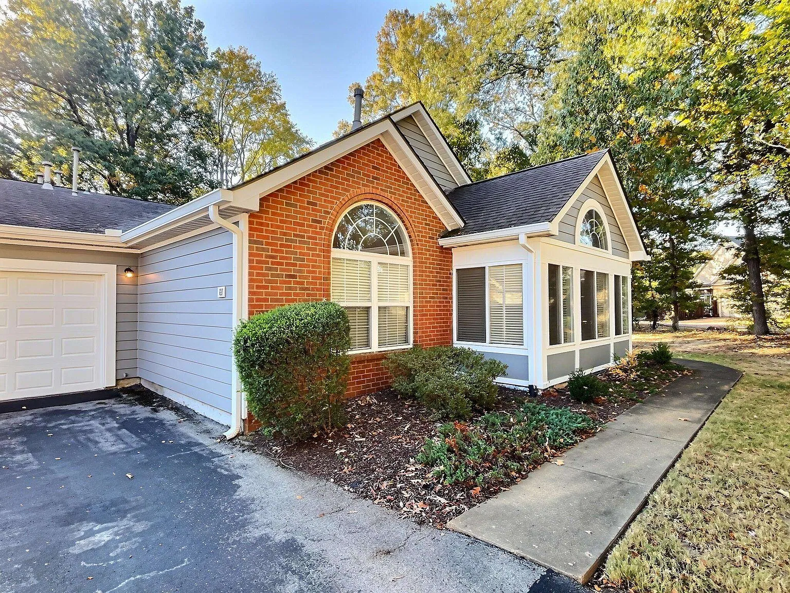 2 bed, 2.0 bath, 1582 sqft, $2,100 — Photo 2