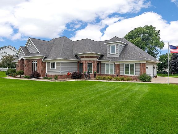 3rd image of 555 Evergreen Ln